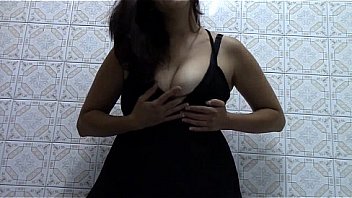 Похотливая девушка кокетливо позирует в одежде в гламурном порно